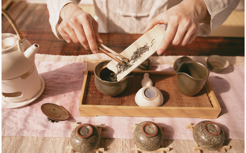Đựng hộp kín là cách bảo quản trà phổ biến nhất
