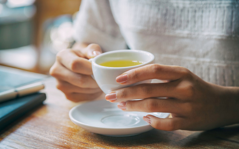 Uống trà giúp cải thiện trí nhớ và tăng khả năng tập trung.