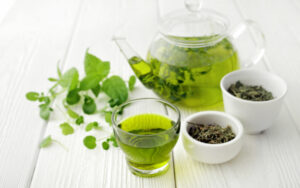 Uống trà xanh hằng ngày giúp giảm cân tự nhiên hiệu quả. 
