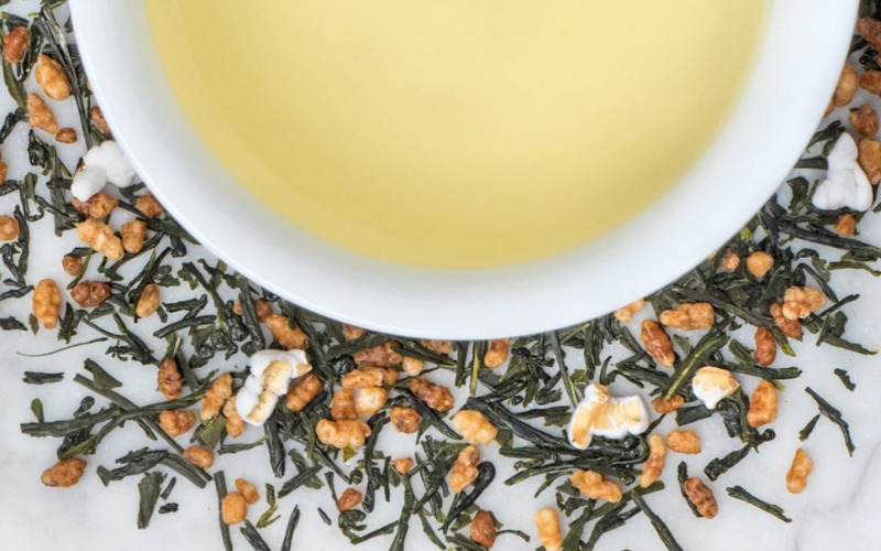 Trà Genmaicha là sự kết hợp giữa trà xanh và gạo rang chia theo tỷ lệ 50/50.
