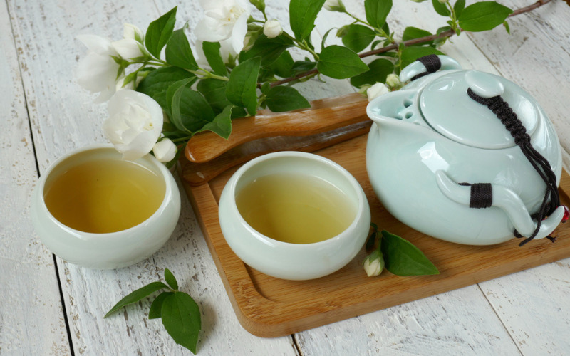Trà lài - sự kết hợp hoàn hảo giữ lá trà xanh và hoa lài. 