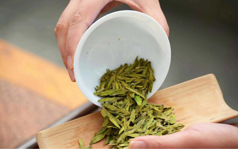 2-tra-trung-quoc Khi thưởng thức trà Long Tỉnh, bạn sẽ thấy từng búp trà đứng thẳng.