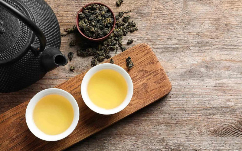 Cánh trà Ô long được cuộn thành viên tròn, chứ không dài và xoắn.