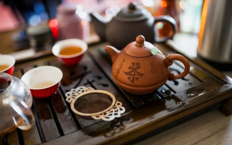 Phụ nữ phong kiến có địa vị thấp hơn nam giới nên thường là người pha trà