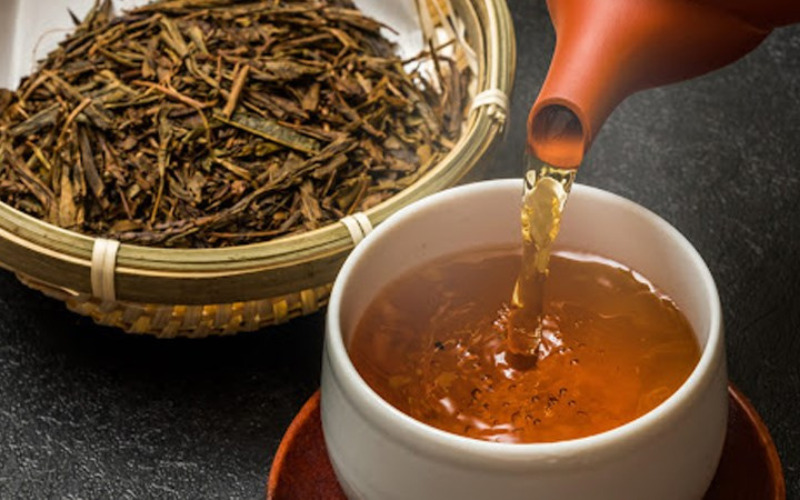 Houjicha được chia làm trà rang Houjicha lá và trà rang Houjicha bột.