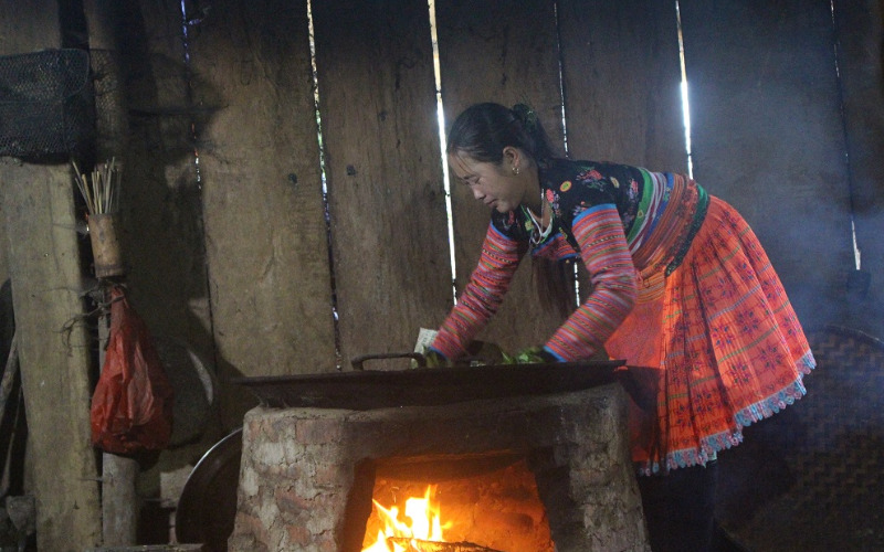 Người phụ nữ Tà Xùa đang sao chè bằng tay