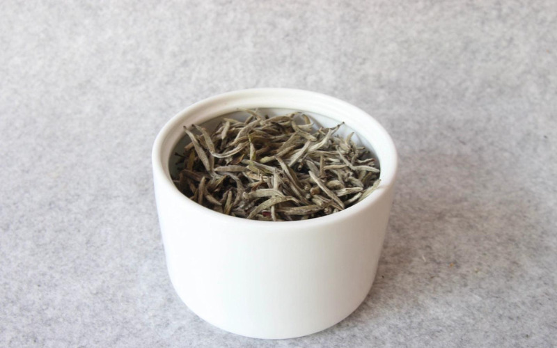 6-tra-trung-quoc Bên ngoài phủ đầy lông trắng, cọng trà thon dài như mảnh kim.