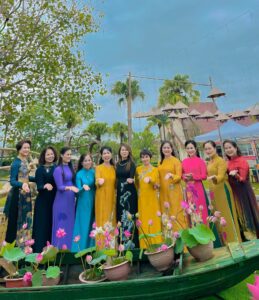 khách mời doanh nhân tham gia chụp ảnh